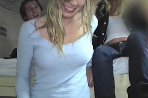 白丝踢裆vk视频